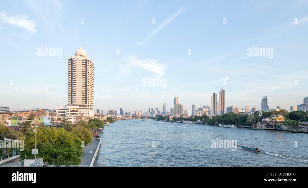 Bangkok / Thaïlande - décembre 30 2021 : vue depuis le parc du ciel de Chao Phraya, la rivière Chao Phraya près du pont Phra Pokklao, Thonburi, Bangkok, Thaïlande. Banque D'Images