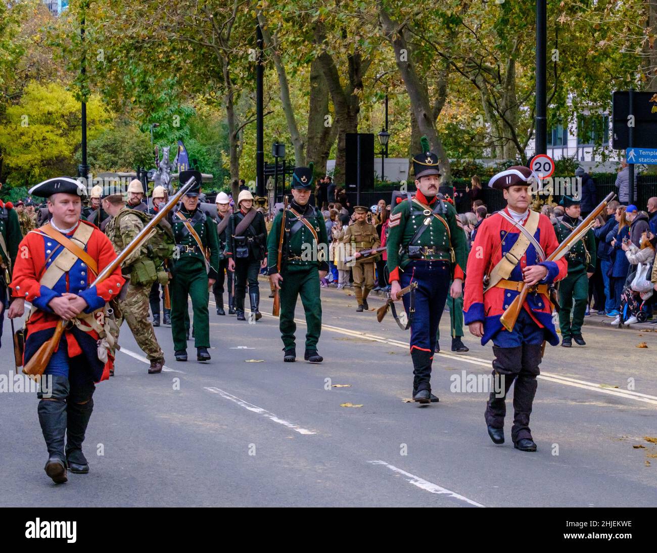 Les réacteurs vêtus d'uniformes britanniques Redcoat & Battle of Waterloo défilent dans le spectacle Lord Mayor’s 2021, Victoria Embankment, Londres. Banque D'Images