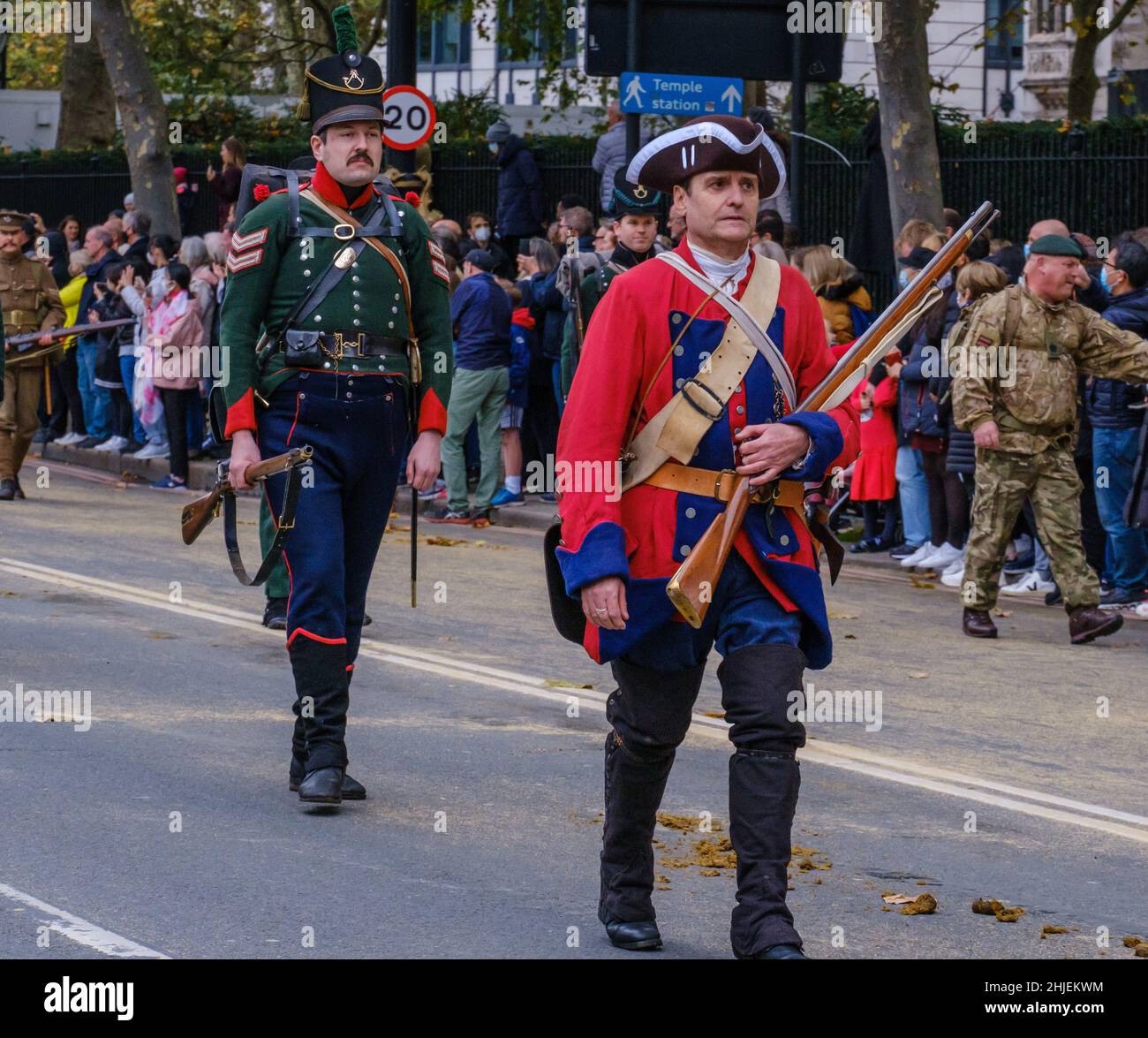 Les réacteurs vêtus d'uniformes britanniques Redcoat & Battle of Waterloo défilent dans le spectacle Lord Mayor’s 2021, Victoria Embankment, Londres. Banque D'Images