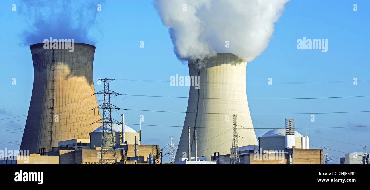 Tours de refroidissement de la centrale nucléaire de Doel / centrale nucléaire dans le port d'Anvers, Flandre orientale, Belgique Banque D'Images Tours de refroidissement de la centrale nucléaire de Doel / centrale nucléaire dans le port d'Anvers, Flandre orientale, Belgique Banque D'Images