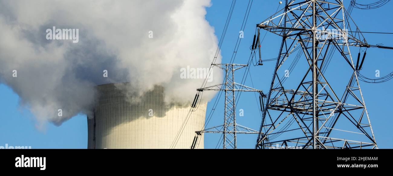 Pylône de l'électricité à haute tension / tour de transmission et de vapeur / présence de vapeur à partir de la tour de refroidissement de centrale nucléaire / nuclear power plant Banque D'Images
