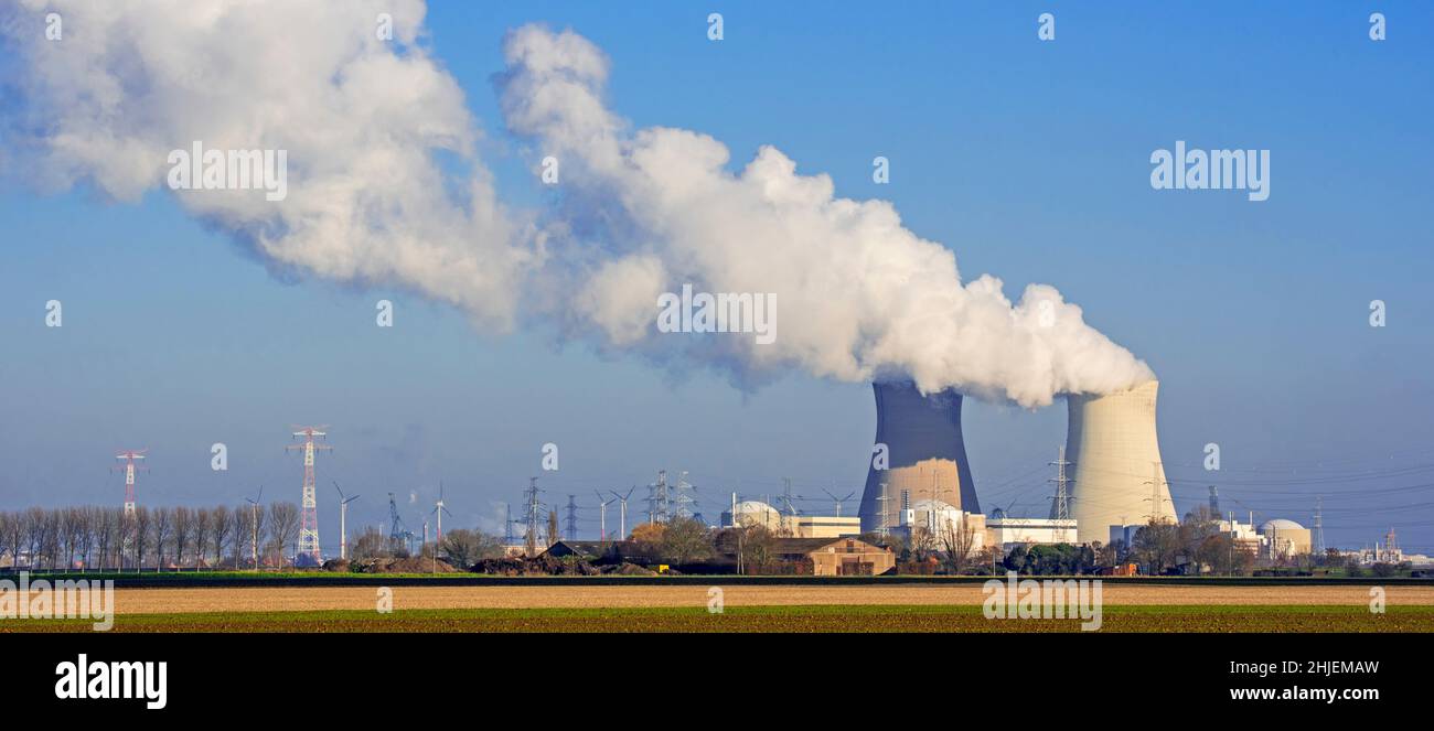 Tours de refroidissement de la centrale nucléaire de Doel / centrale nucléaire dans le port d'Anvers, Flandre orientale, Belgique Banque D'Images Tours de refroidissement de la centrale nucléaire de Doel / centrale nucléaire dans le port d'Anvers, Flandre orientale, Belgique Banque D'Images
