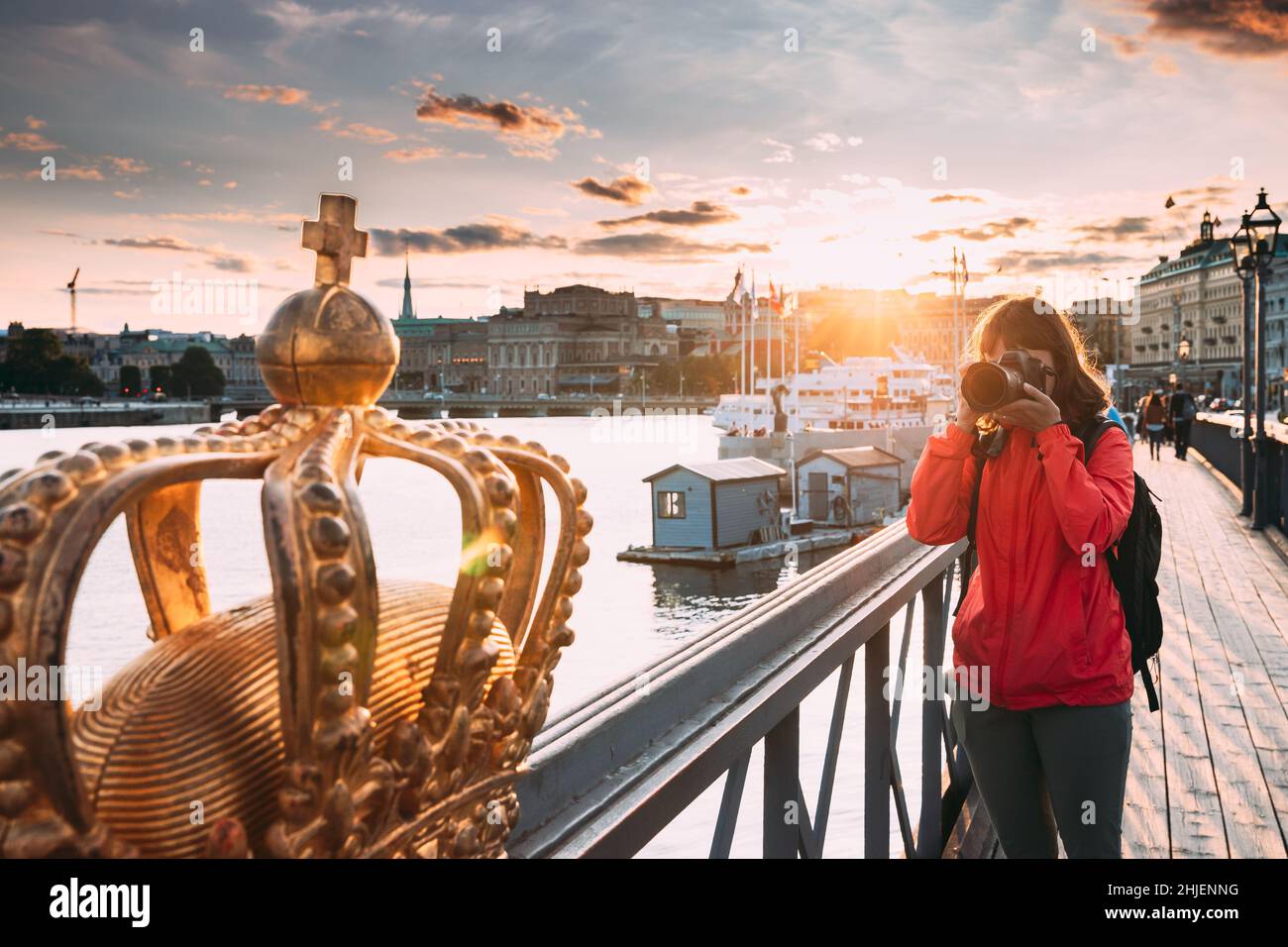 Stockholm, Suède.Jeune femme caucasienne Lady Tourist Traveler photographe prise de photos couronne d'or sur Skeppsholmsbron - Skeppsholm Banque D'Images