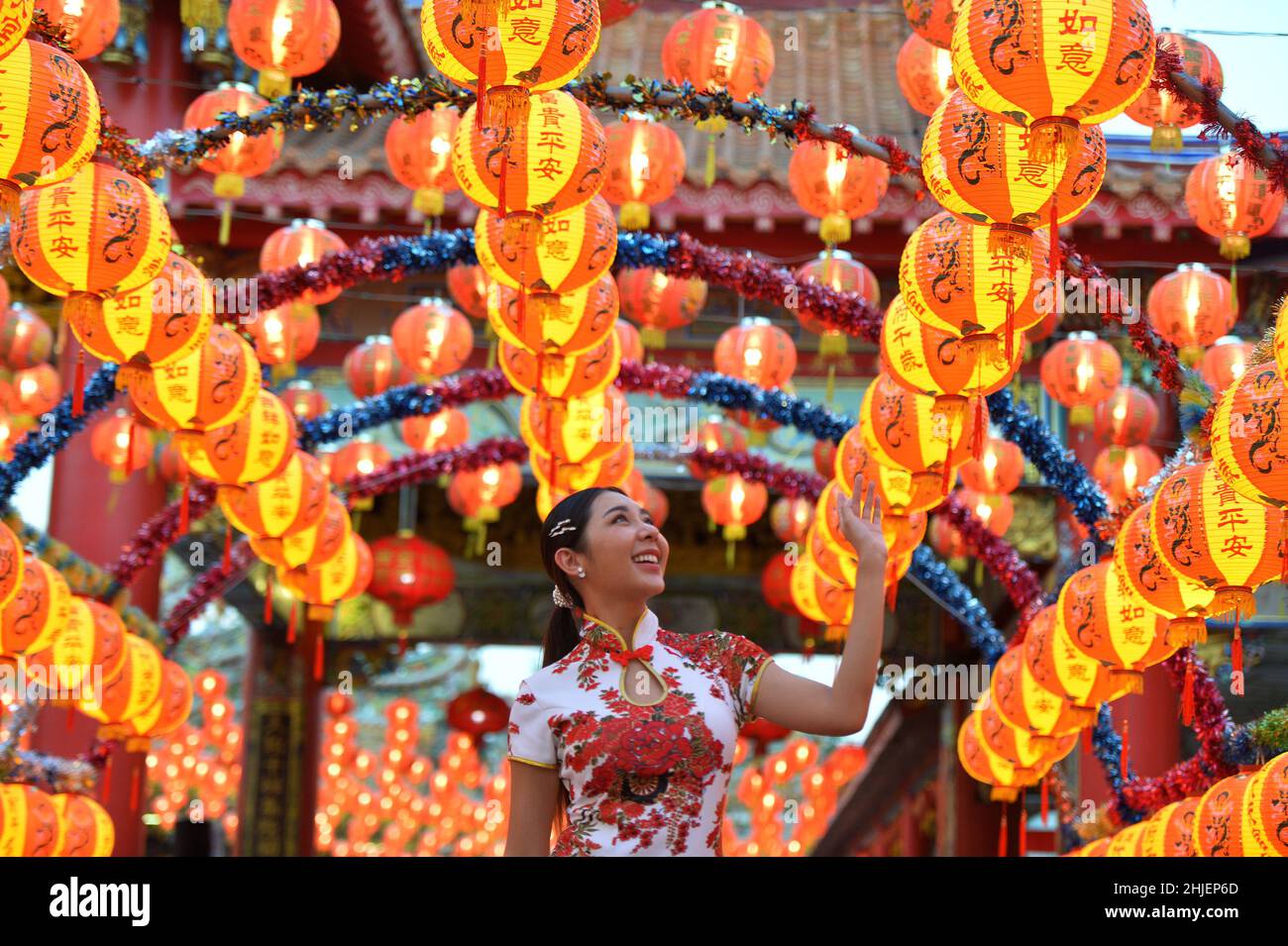 Samut Prakan, Thaïlande.28th janvier 2022.Une femme visite un spectacle  lanterne célébrant le prochain festival du printemps dans la province de  Samut Prakan, en Thaïlande, le 28 janvier 2022.Le festival du printemps se