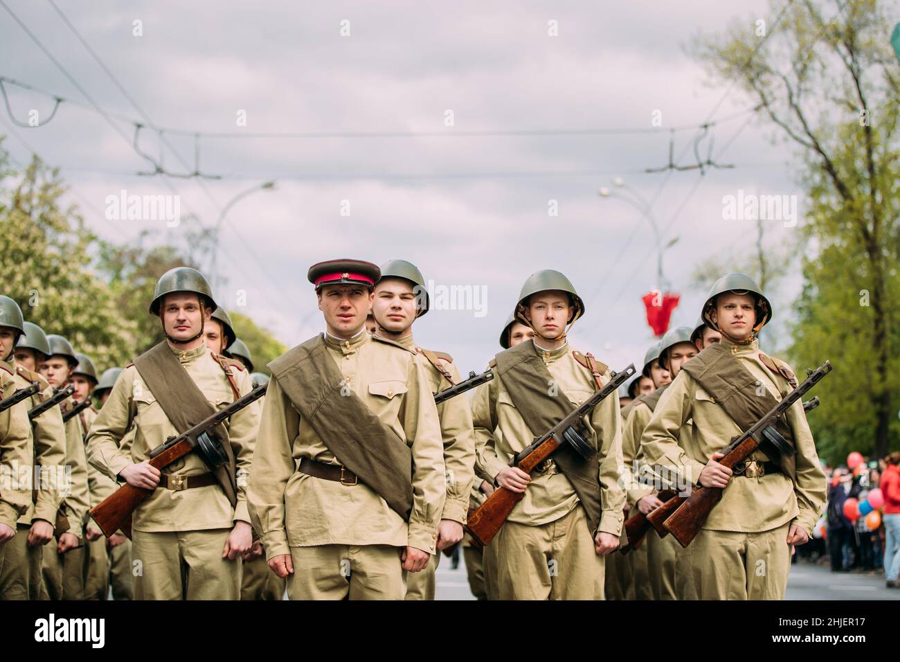 Gomel, Bélarus.Re-enactos habillés comme soldats soviétiques russes de la guerre mondiale prenant part à Parade lors de la célébration de la victoire le 9 mai Banque D'Images