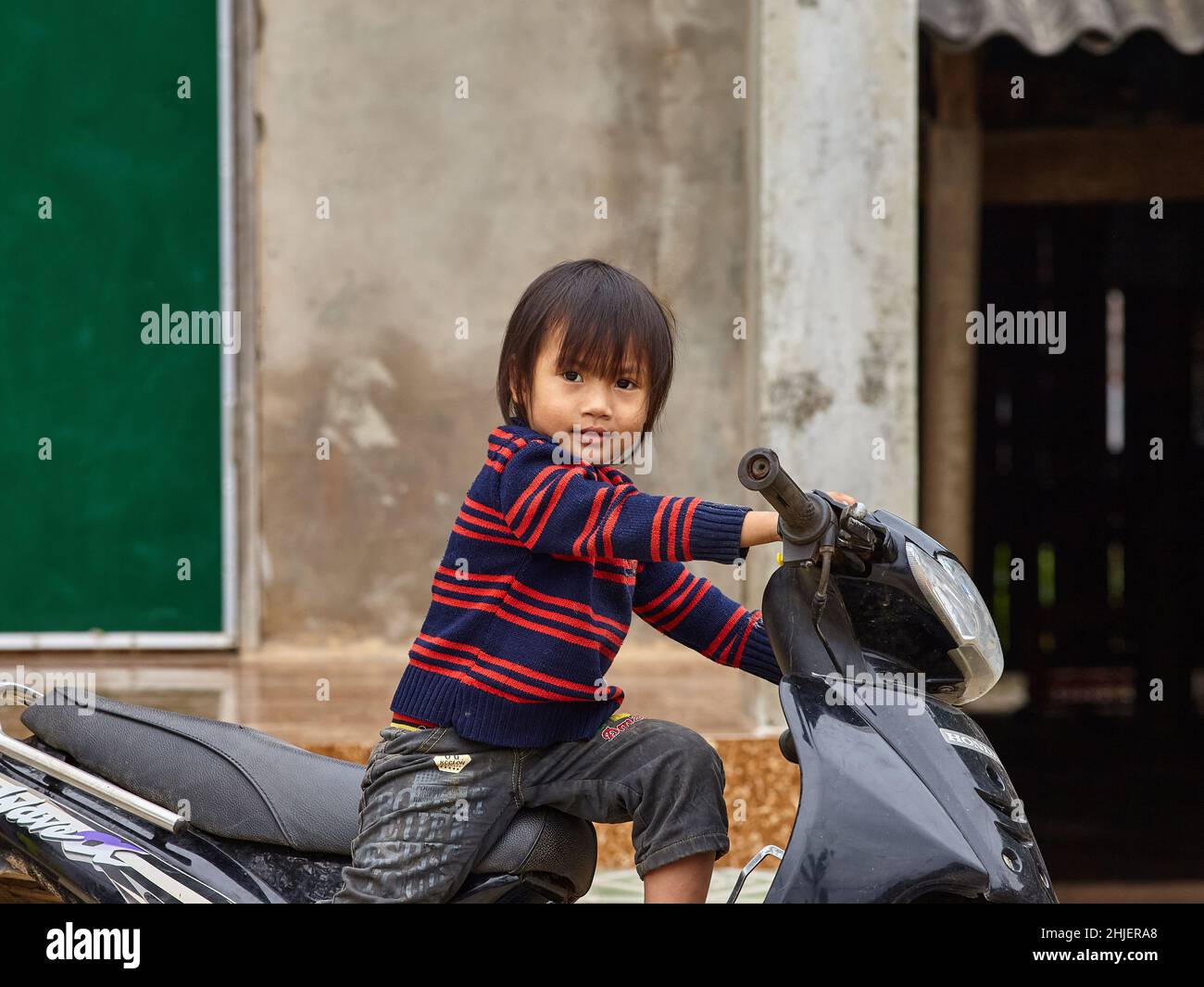 Adorable Petite Fille En Veste De Cuir Assis Sur Son Jouet Moto Extérieur  Banque D'Images et Photos Libres De Droits. Image 25752359