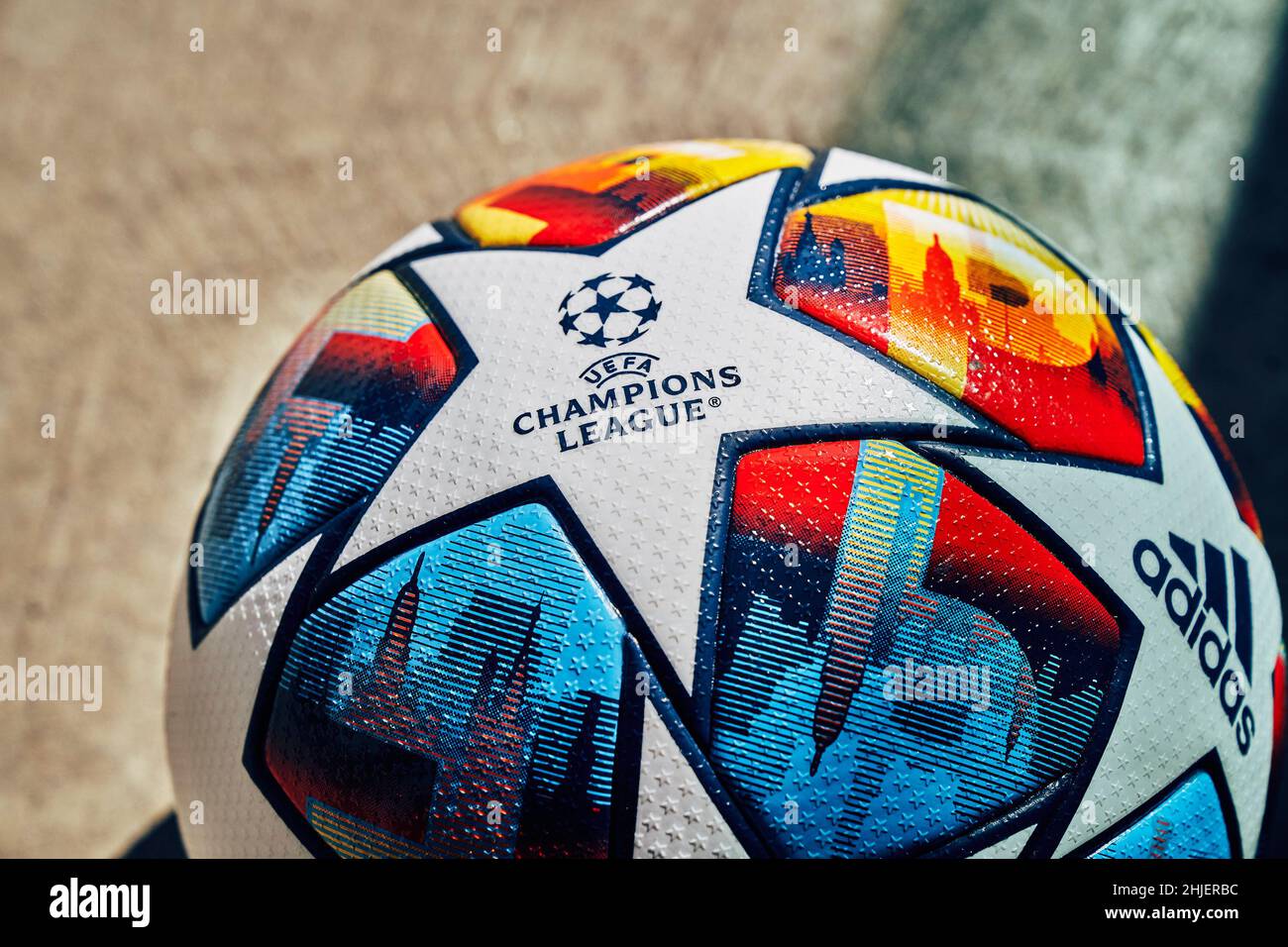 Football: Finale Adidas, ballon de match officiel pour les phases de  knockout et finale à Paris de la Ligue des champions de l'UEFA 2022 Photo  Stock - Alamy