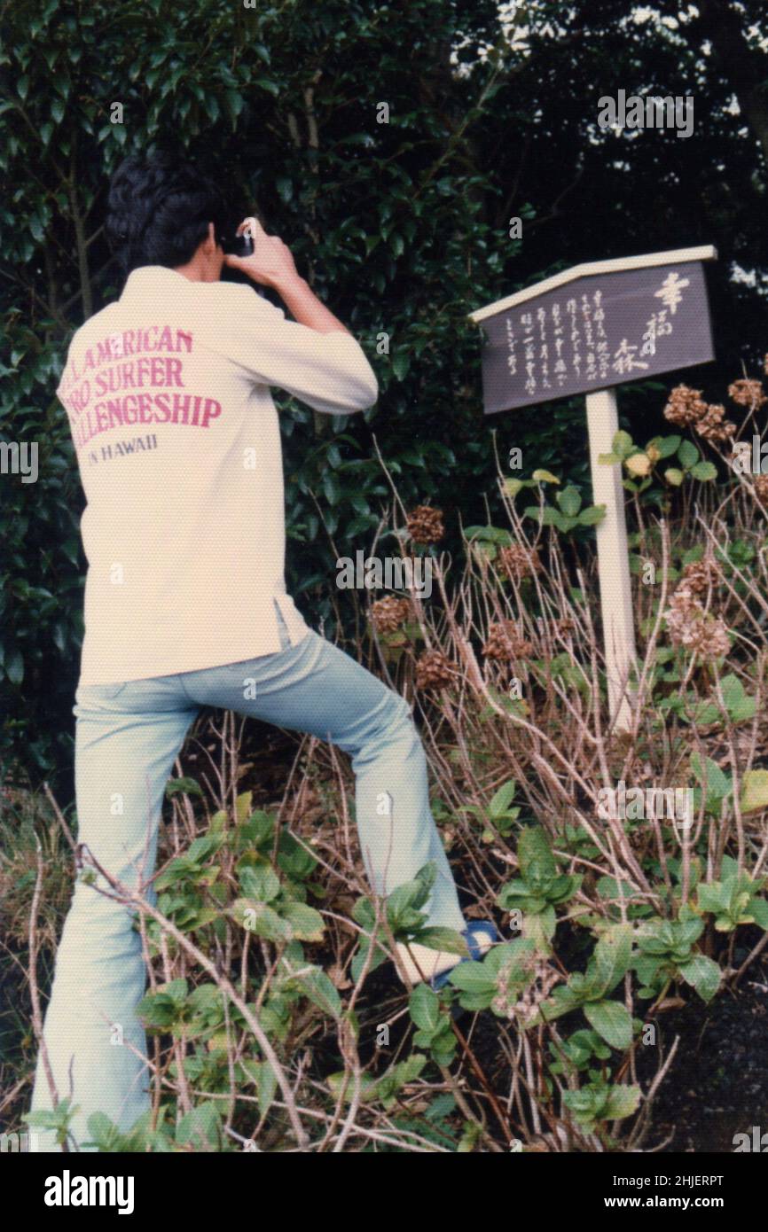 Photographe prenant une photo du panneau.Copie numérisée de la photo d'archive Banque D'Images