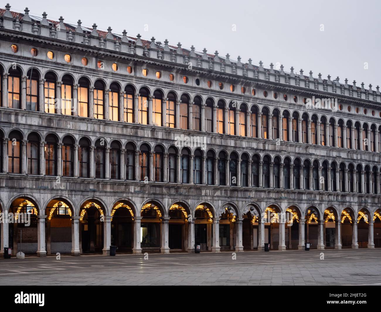 Venise, Italie - janvier 4 2022 : Procuratie Vecchie ou Old Procuracies Arcade sur la place Saint Marc ou la Piazza San Marco Banque D'Images