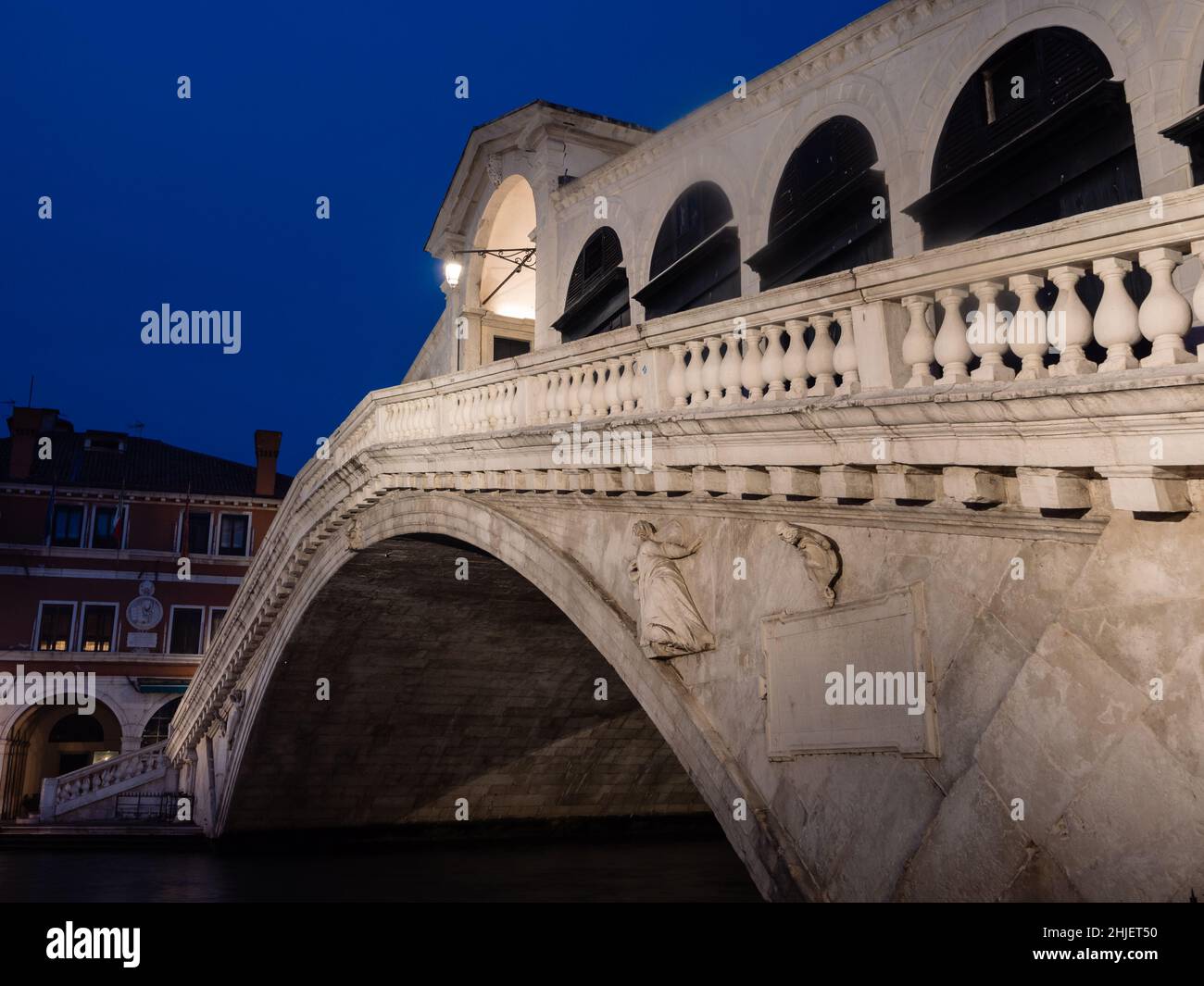 Pont du Rialto ou Ponte die Rialto à Venise, Italie, illuminé la nuit Banque D'Images