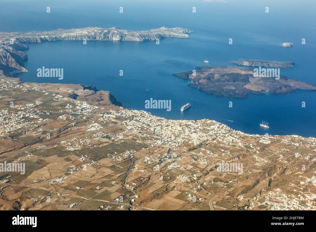 Vacances sur l'île de Santorini en Grèce voyage voyage Fira Thera ville Méditerranée Mer vue photo aérienne navire Santorin Banque D'Images