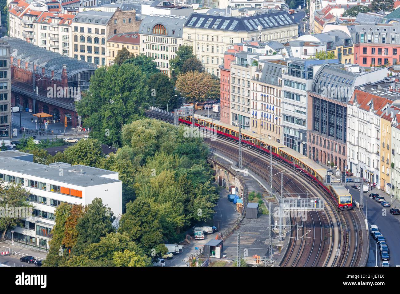 Train régional S-Bahn de Berlin sur le Stadtbahn à Hackesche Höfe ville en Allemagne vue aérienne photo Banque D'Images