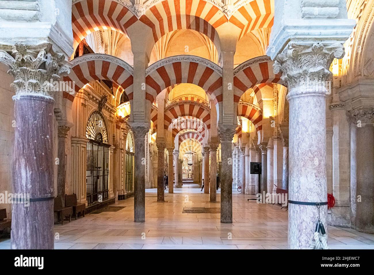 CORDOBA ANDALOUSIE ESPAGNE LA MOSQUÉE CATHÉDRALE MEZQUITA INTÉRIEUR FERMÉ CHAPELLES GRANDES COLONNES ET ARCHES Banque D'Images