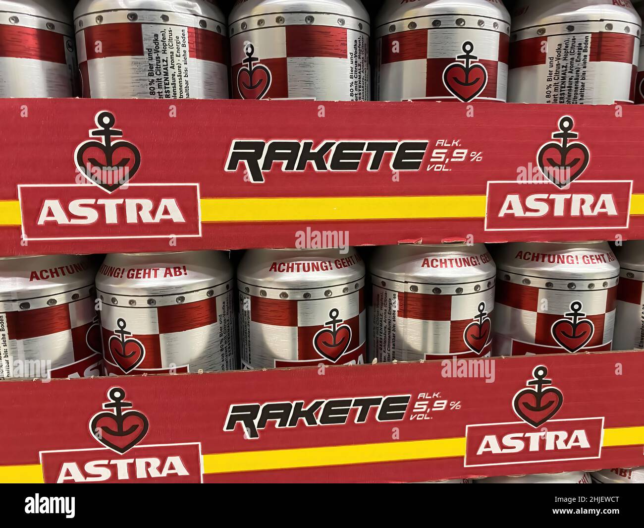 Allemagne, Viersen - janvier 9.2022: Gros plan de la bière Astra rakete Cans dans le rayon du supermarché allemand Banque D'Images