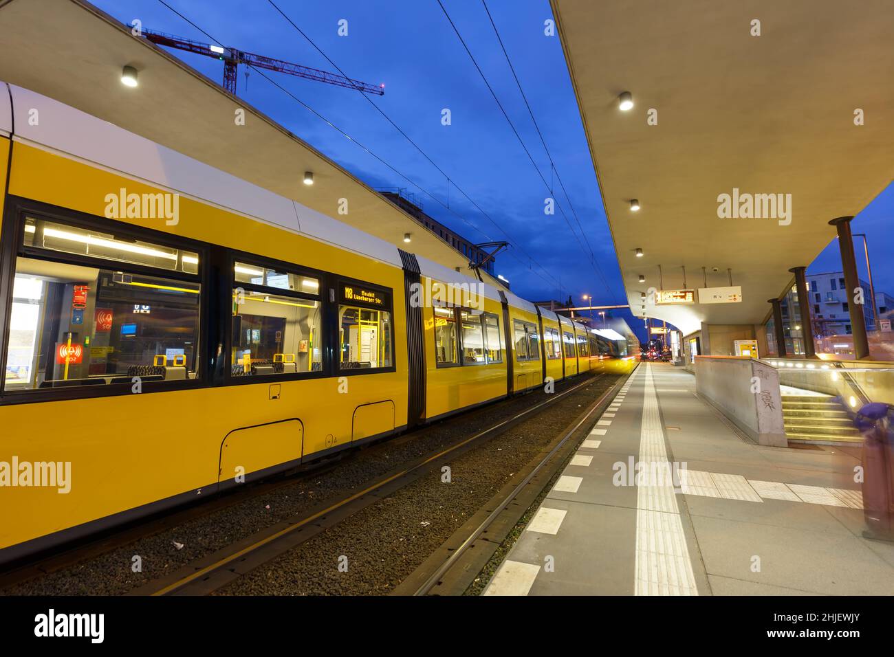 Berlin, Allemagne - 22 avril 2021 : tramway Bombardier FLEXITY transport en commun Hauptbahnhof gare principale de Berlin, Allemagne. Banque D'Images