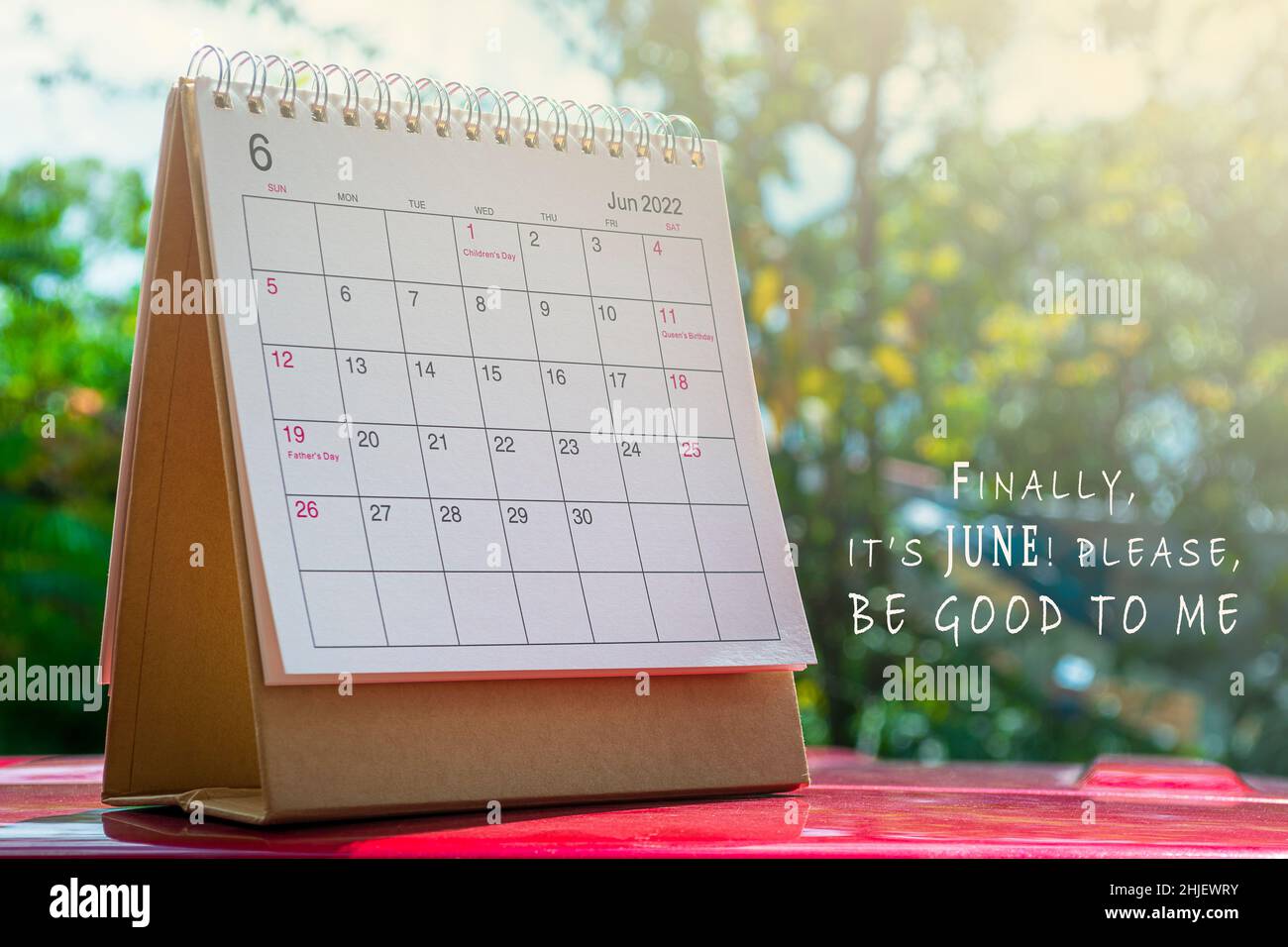 Calendrier Blanc Du 22 Juin Sur Fond Ciel Et Nuages Avec Citation Motivationnelle Photo Stock Alamy