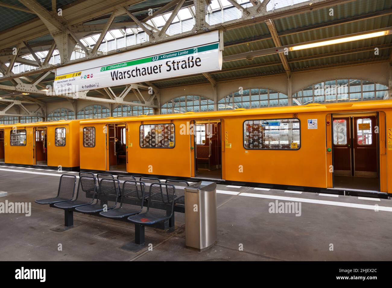 Berlin, Allemagne - 23 avril 2021 : métro U-Bahn à la station Warschauer Strasse de Berlin, Allemagne. Banque D'Images