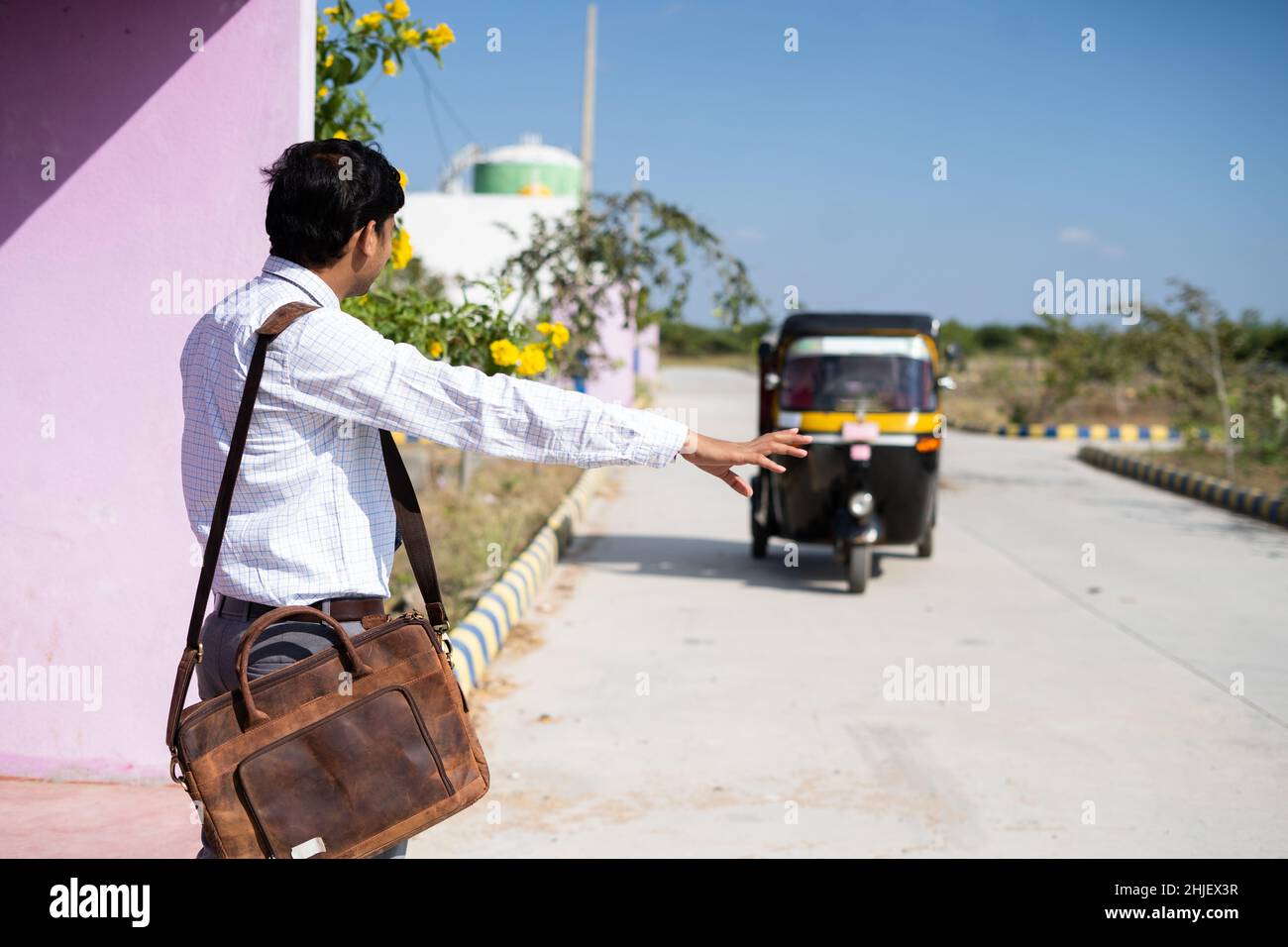 Passagers appelant auto rickshaw pour les trajets quotidiens - concept de service de transport et de style de vie de travail quotidien. Banque D'Images