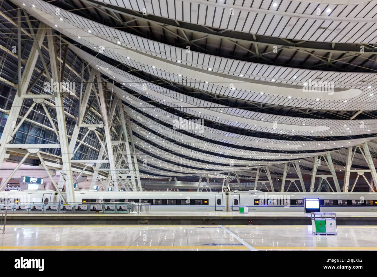 Beijing, Chine - 29 septembre 2019 : train à grande vitesse de la gare de Beijingnan South à Beijing, Chine. Banque D'Images
