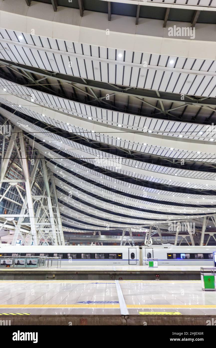 Beijing, Chine - 29 septembre 2019 : train à grande vitesse de Beijingnan South Railway Station format portrait à grande vitesse à Beijing, Chine. Banque D'Images