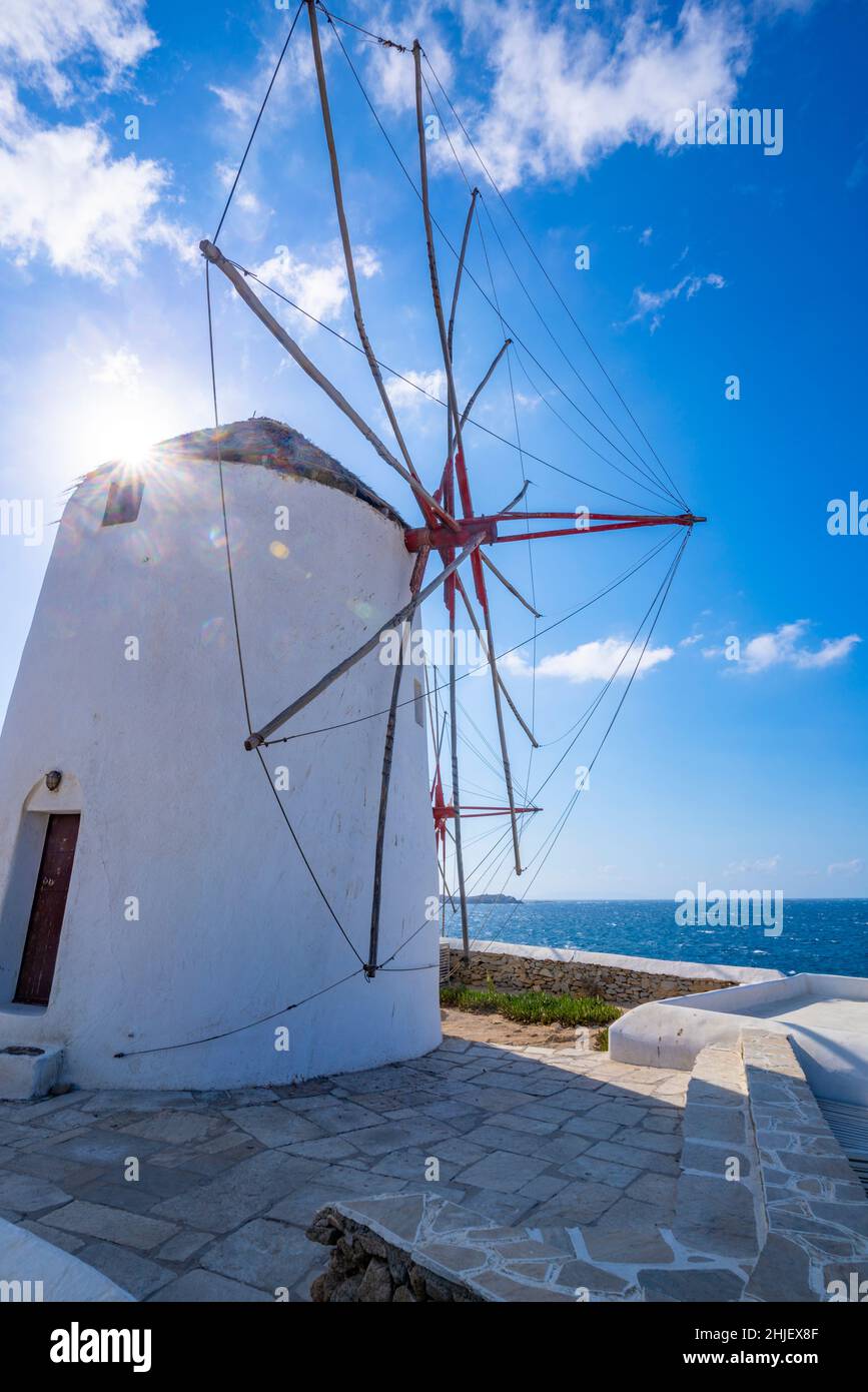 Vue sur le moulin à vent et la mer Égée en arrière-plan, la ville de Mykonos, Mykonos, les îles Cyclades, les îles grecques, Mer Egée, Grèce, Europe Banque D'Images