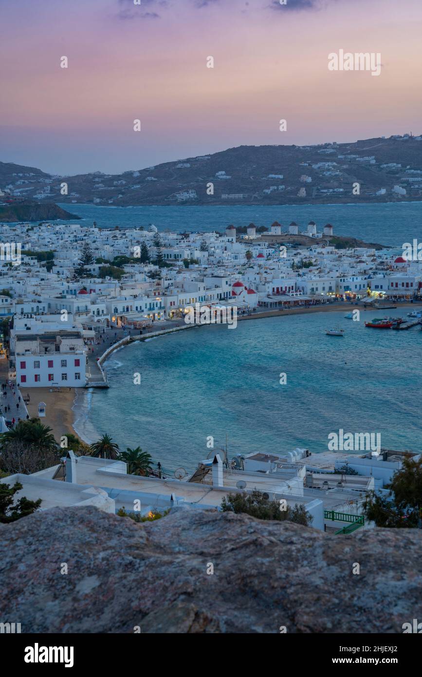Vue sur la ville depuis le point de vue élevé au crépuscule, ville de Mykonos, Mykonos, îles Cyclades, îles grecques, Mer Egée, Grèce, Europe Banque D'Images