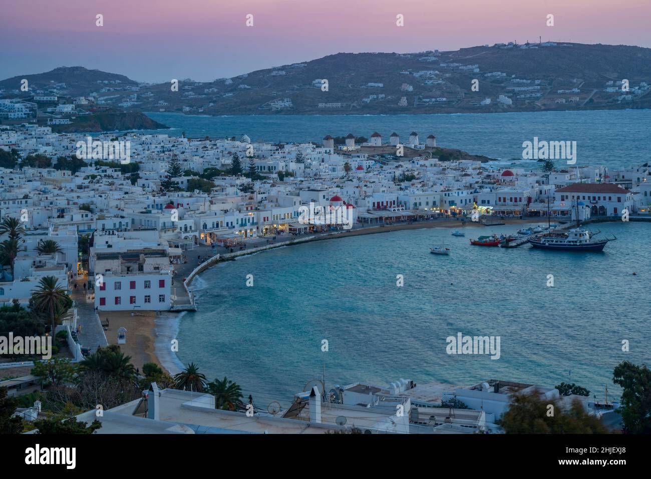 Vue sur la ville depuis le point de vue élevé au crépuscule, ville de Mykonos, Mykonos, îles Cyclades, îles grecques, Mer Egée, Grèce, Europe Banque D'Images
