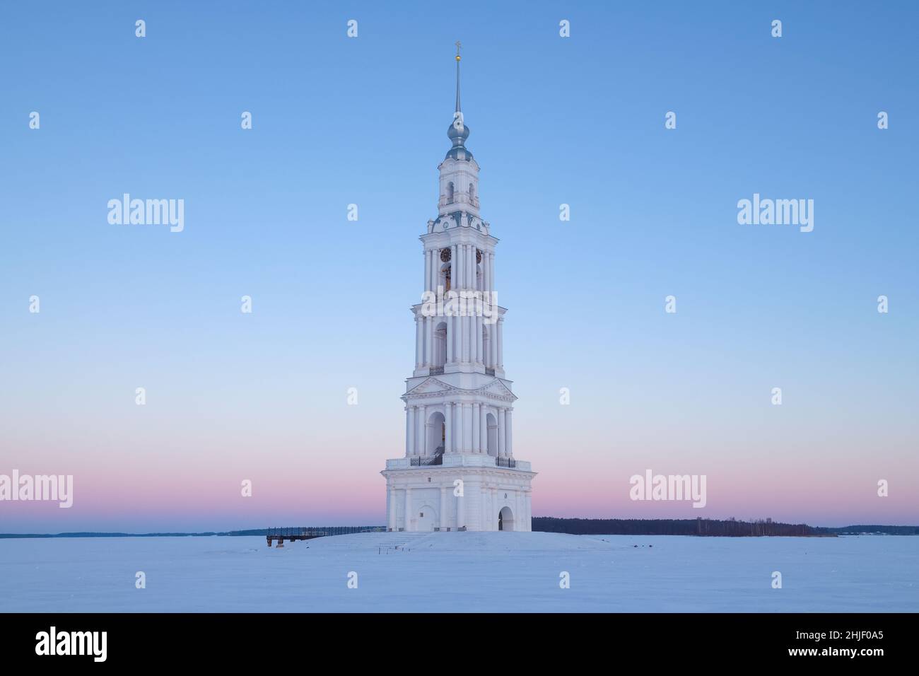 L'ancien clocher submergé de la cathédrale Saint-Nicolas sur le réservoir d'Uglich, le matin de janvier.Kalyazin.Région de Tver, Russie Banque D'Images