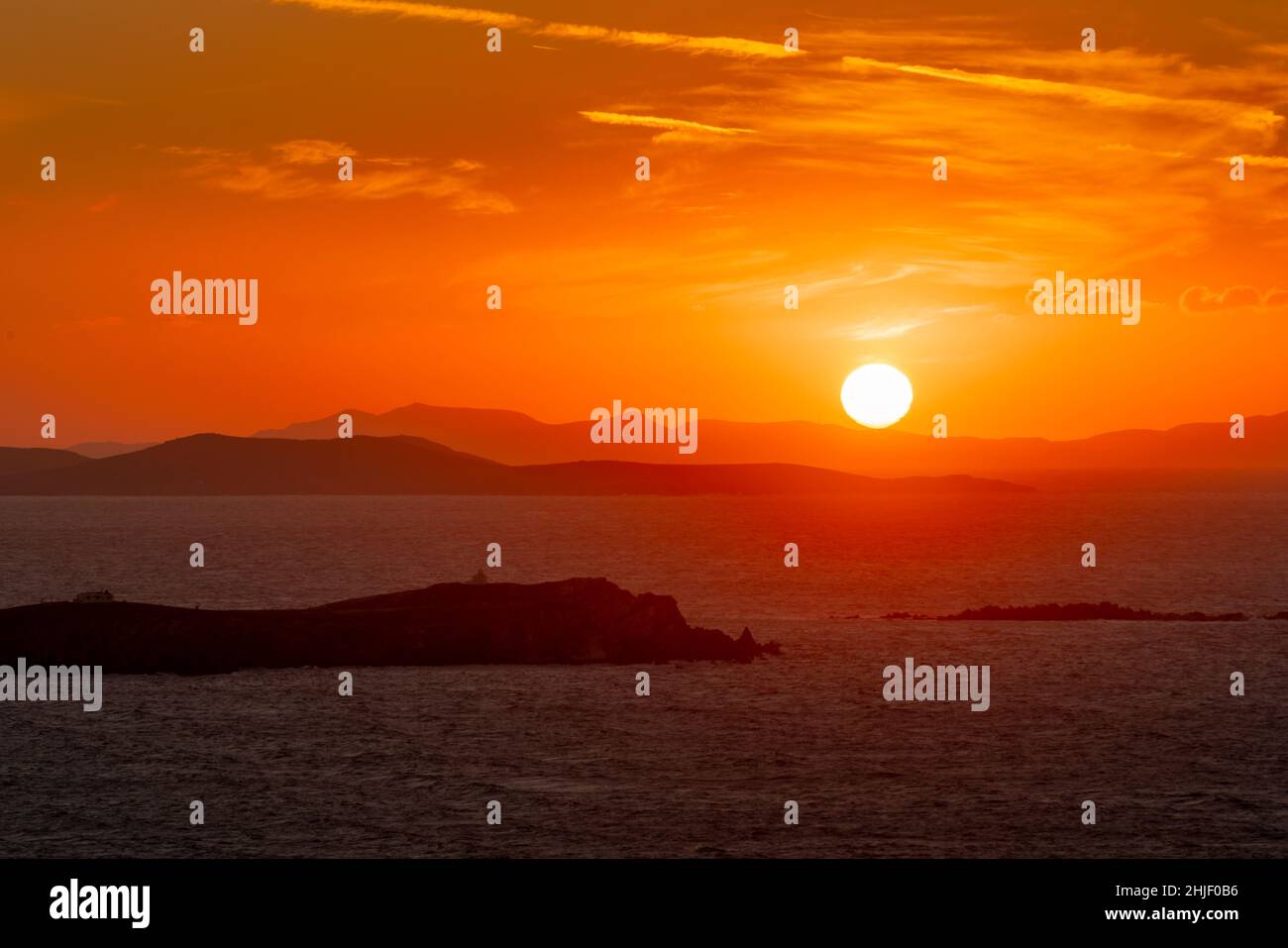 Vue sur le coucher de soleil de la mer Égée depuis Mykonos, Mykonos, les Cyclades, les îles grecques, la mer Égée, Grèce, Europe Banque D'Images