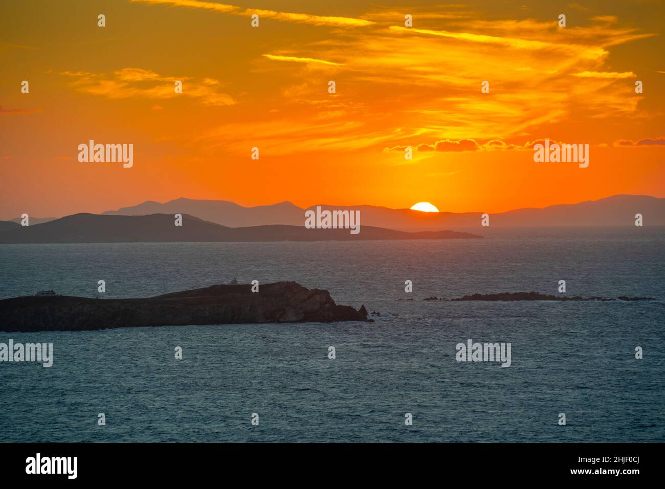 Vue sur le coucher de soleil de la mer Égée depuis Mykonos, Mykonos, les Cyclades, les îles grecques, la mer Égée, Grèce, Europe Banque D'Images