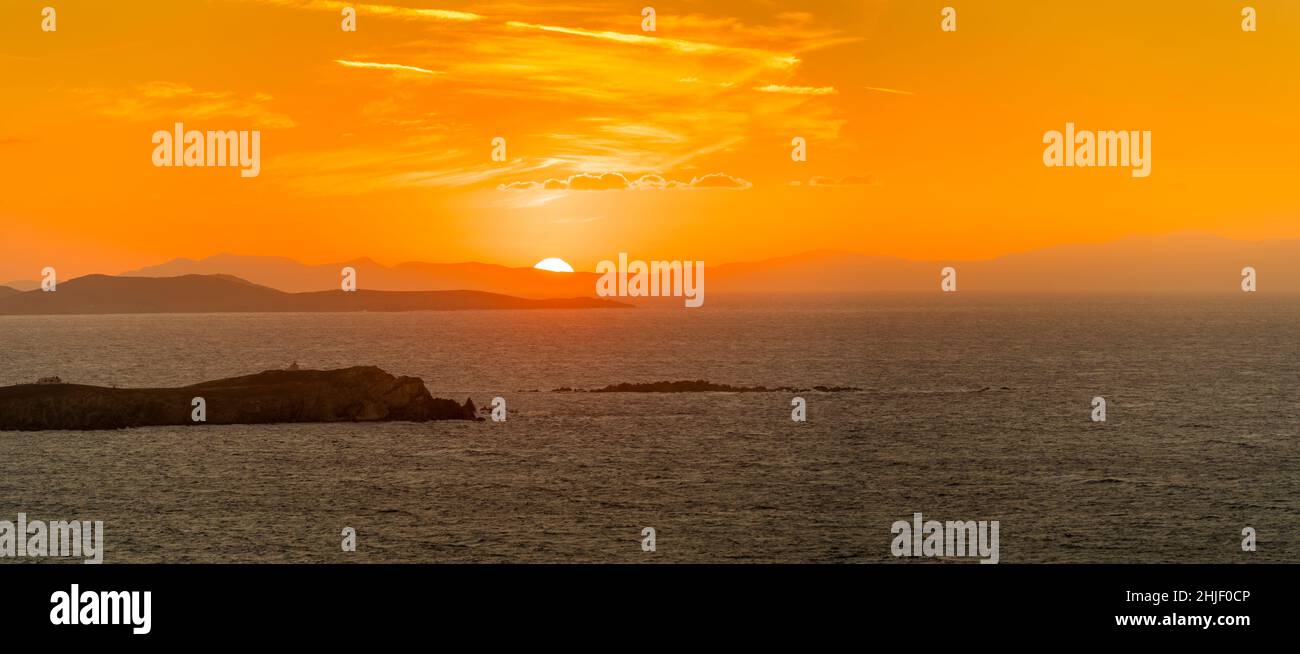 Vue sur le coucher de soleil de la mer Égée depuis Mykonos, Mykonos, les Cyclades, les îles grecques, la mer Égée, Grèce, Europe Banque D'Images