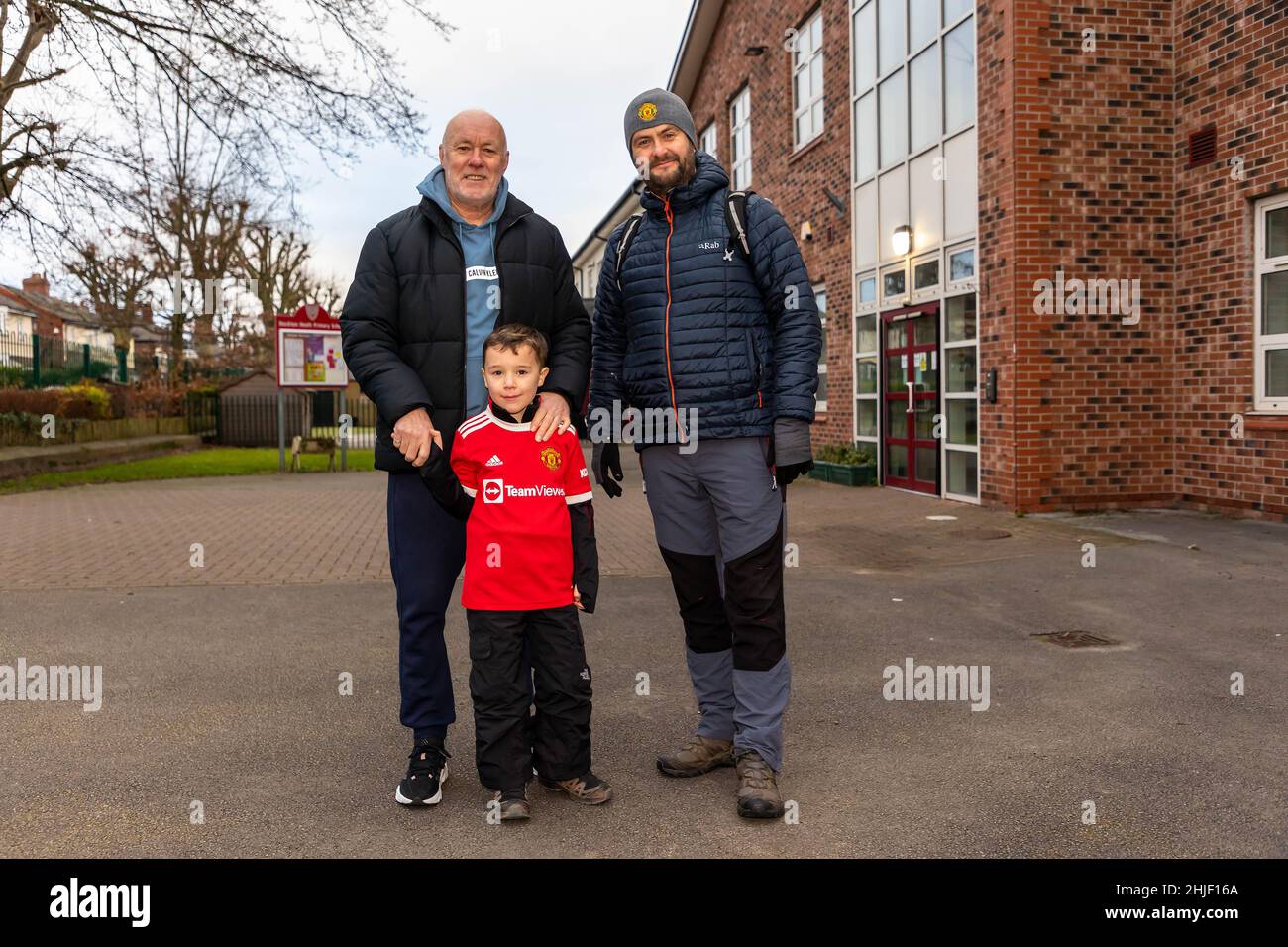 Samedi 29 janvier 2022 - Stockton Heath, Cheshire, Angleterre.Harvey Goodman part à pied de la Stockton Heath Primary School jusqu'au stade Old Trafford de Manchester pour gagner de l'argent pour un nouveau terrain de jeu scolaire.Il est soutenu par son professeur principal et ancien homme.Joueur Utd. Sammy McIlroy.Crédit : John Hopkins/Alay Live News Banque D'Images