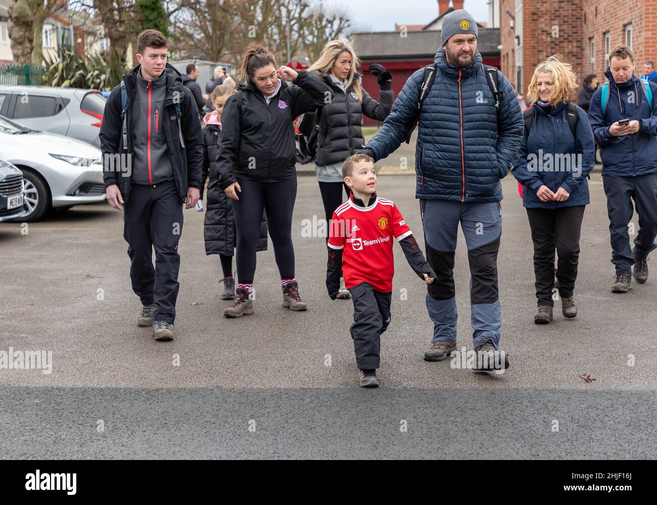 Samedi 29 janvier 2022 - Stockton Heath, Cheshire, Angleterre.Harvey Goodman part à pied de la Stockton Heath Primary School jusqu'au stade Old Trafford de Manchester pour gagner de l'argent pour un nouveau terrain de jeu scolaire.Il est soutenu par son professeur principal, professeur de classe, ancien homme.Sammy McIlroy, joueur Utd. Et une foule d'amis et de famille.Le directeur de l'école Dan Harding l'aide sur le chemin des portes de l'école crédit: John Hopkins/Alay Live News Banque D'Images