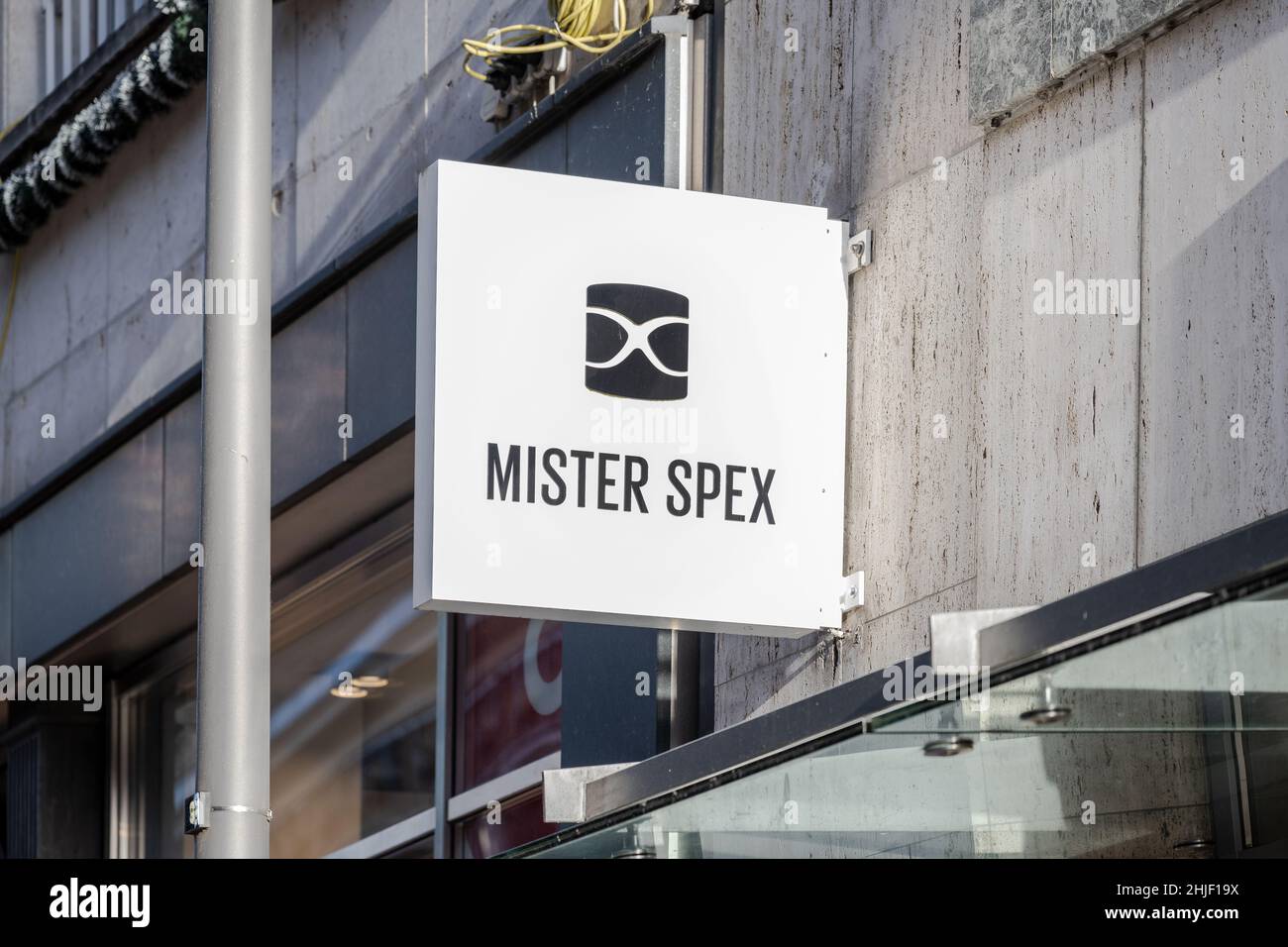 Lubeck, Allemagne, le 15 janvier 2022: Mister Spex signe publicitaire sur la façade d'un magasin de vente de lunettes, un grand opticien en ligne en Allemagne et en Euro Banque D'Images