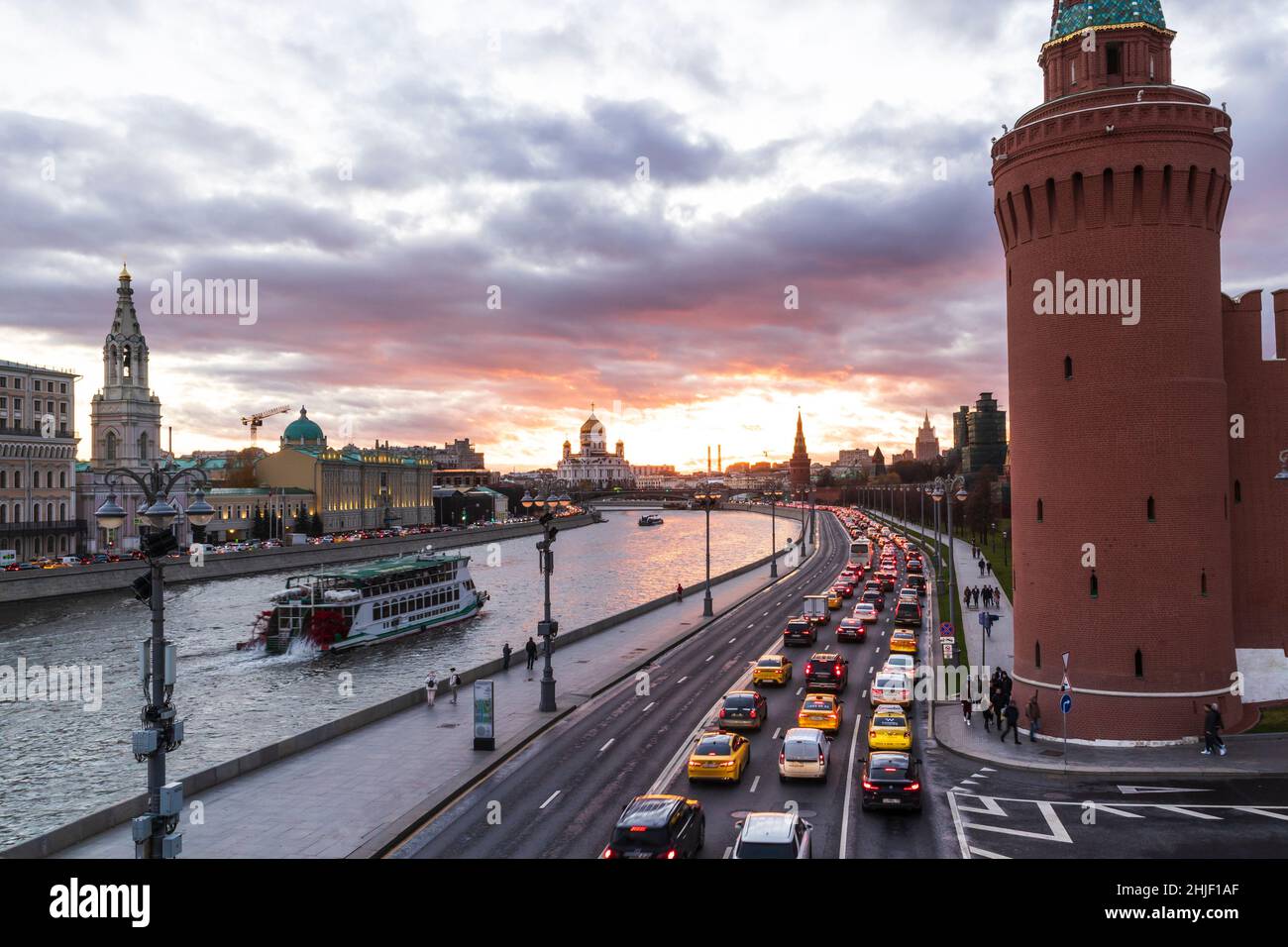 Moscou rivière kremlin coucher de soleil trafic rose couleurs poutres humeur du soir Banque D'Images