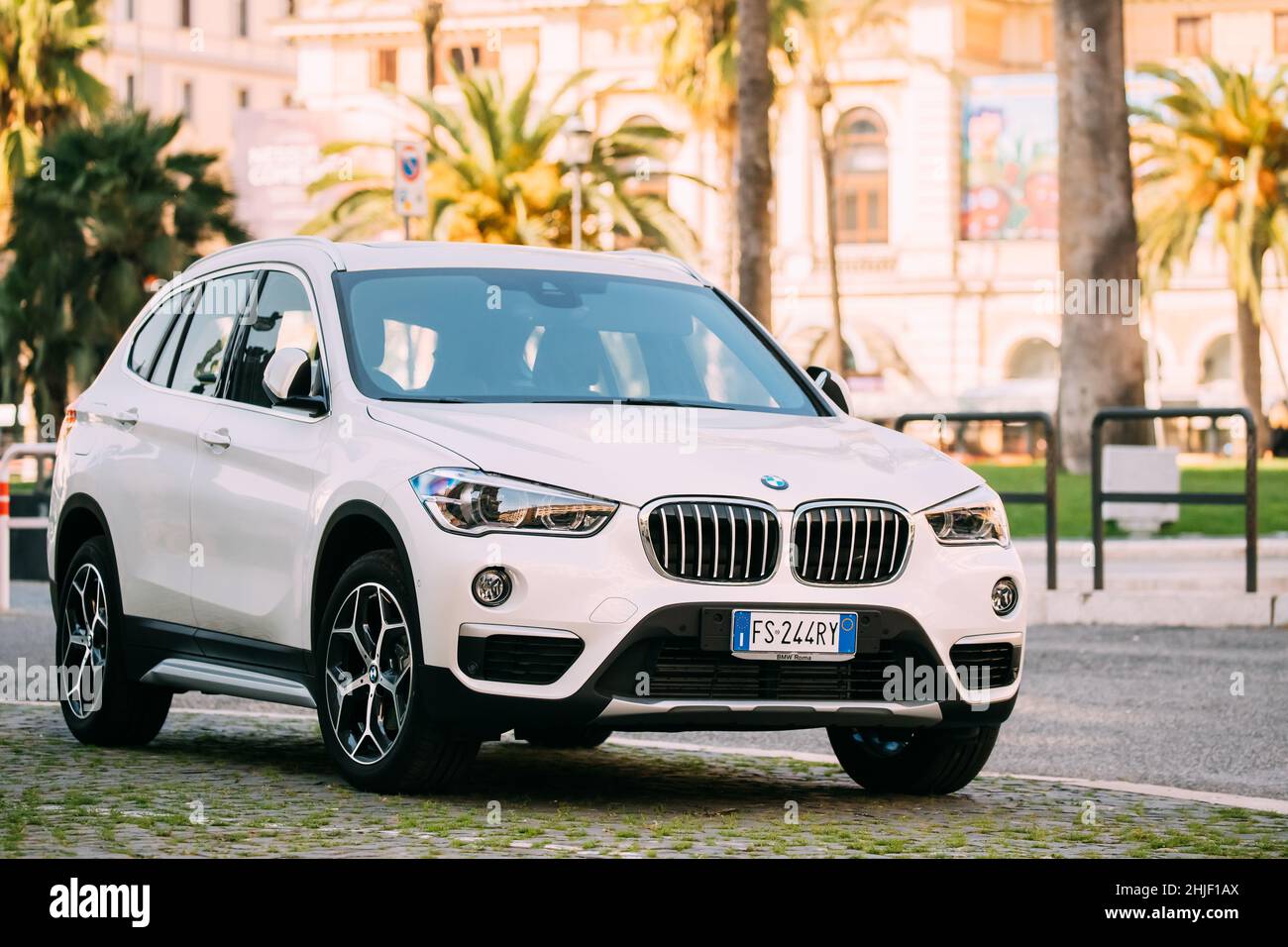 Rome, Italie.Voiture BMW X1 de deuxième génération F48 de couleur blanche garée dans la rue Banque D'Images