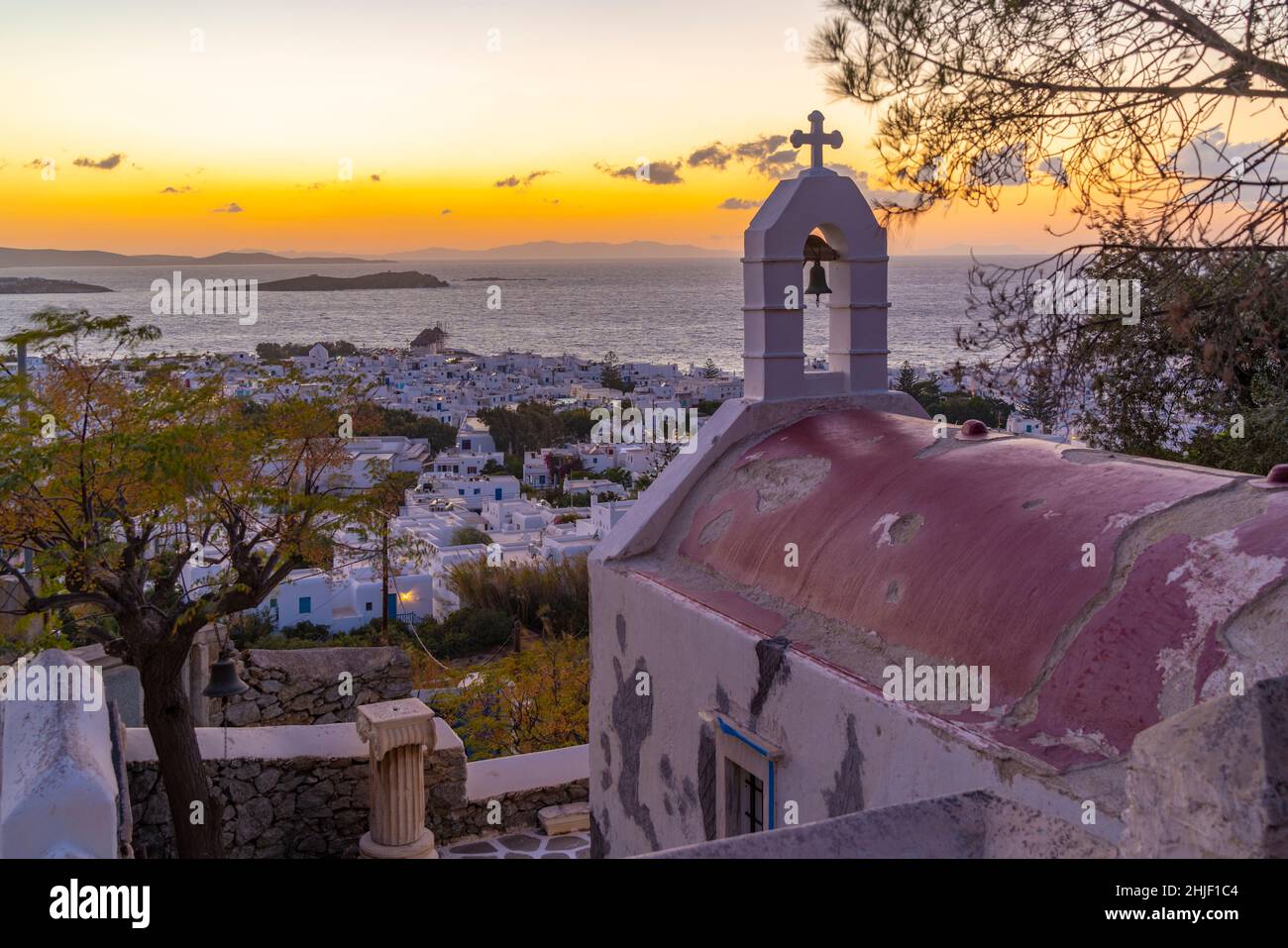 Vue sur la chapelle surplombant la ville au coucher du soleil, la ville de Mykonos, Mykonos, les îles Cyclades, les îles grecques, Mer Egée, Grèce, Europe Banque D'Images