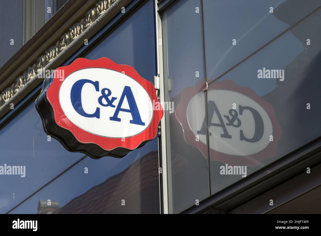 Lubeck, Allemagne, le 15 janvier 2022 : C & A logo de publicité avec reflet dans une fenêtre sur la façade d'un magasin, chaîne multinationale de fast-fashi Banque D'Images