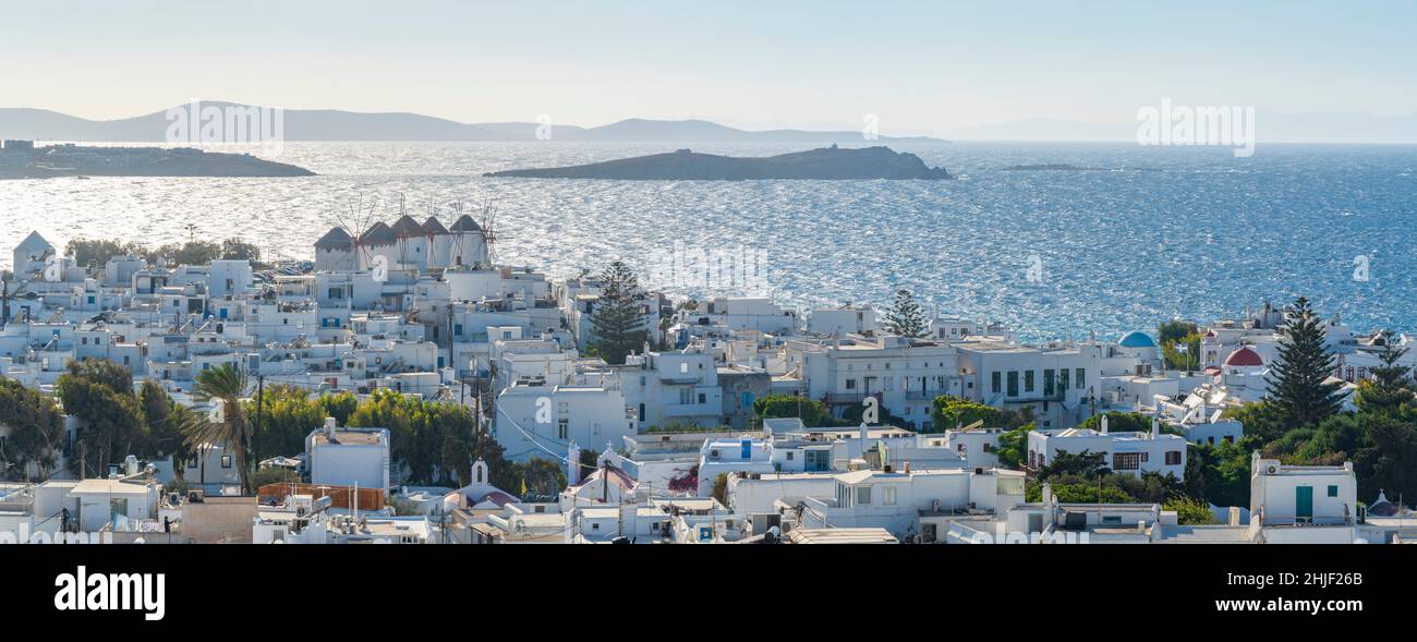 Vue sur les moulins à vent, la mer Égée et la ville, la ville de Mykonos, Mykonos, les îles Cyclades, les îles grecques, Mer Egée, Grèce, Europe Banque D'Images