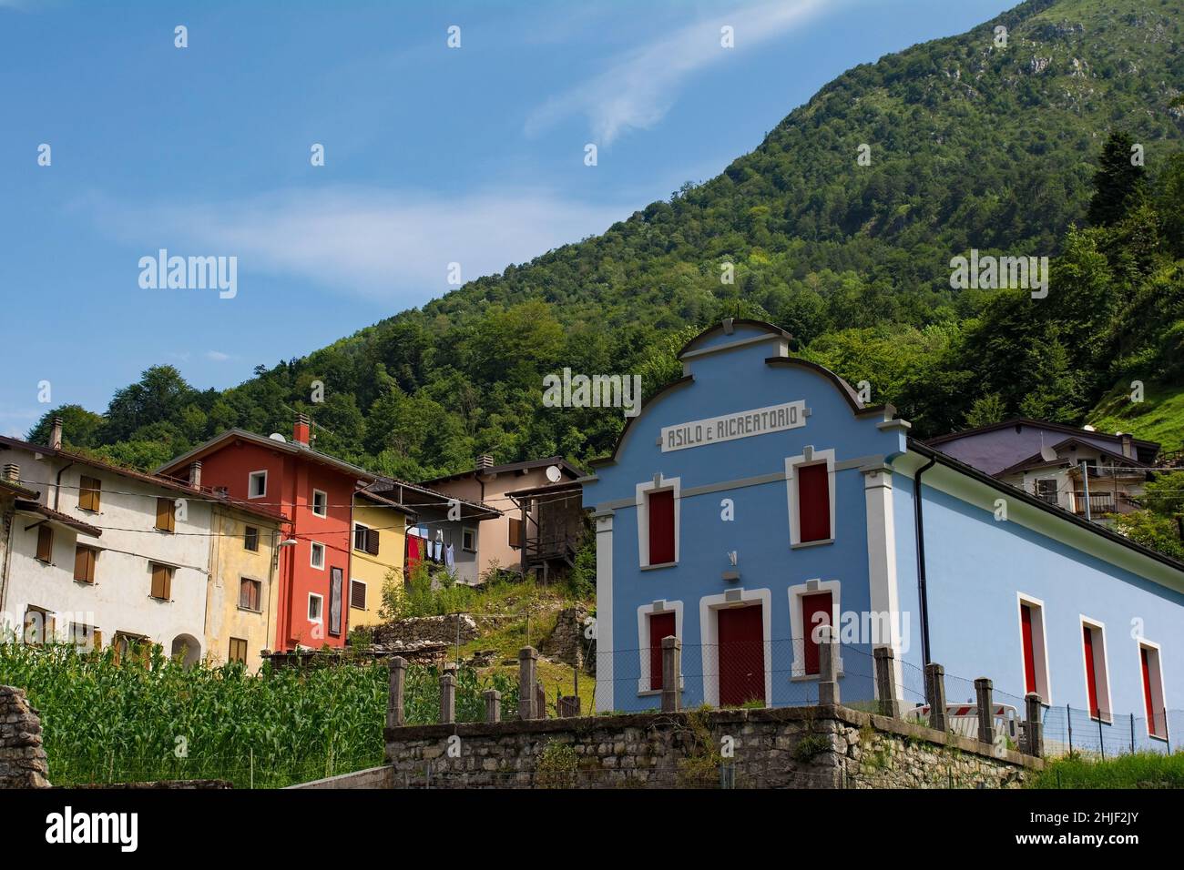 Le village de Dorpolla dans la municipalité de Moggio Udinese d'Udine, Italie.Le texte sur le bâtiment de premier plan indique qu'il s'agit d'une école maternelle Banque D'Images