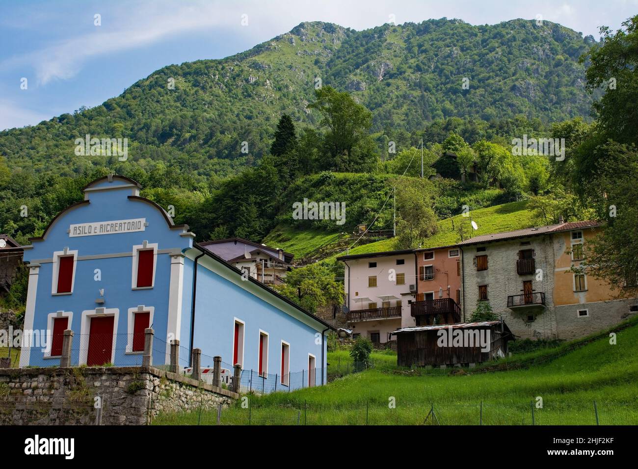 Le village de Dorpolla dans la municipalité de Moggio Udinese d'Udine, Italie.Le texte sur le bâtiment de premier plan indique qu'il s'agit d'une école maternelle Banque D'Images
