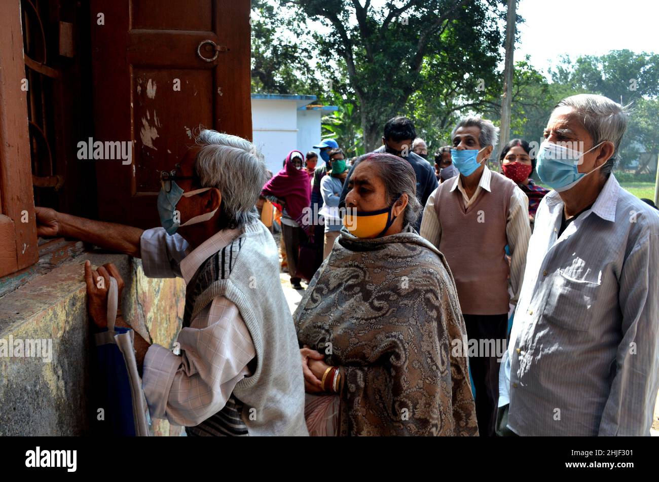 Kolkata, Bengale occidental, Inde.1st janvier 2010.Les gens sont en ligne pour recevoir covid19 doses de rappel à l'hôpital de bloc de Subhasgram dans le district de Parganas, au sud du district de 24.(Credit image: © Avik Purkait/Pacific Press via ZUMA Press Wire) Banque D'Images