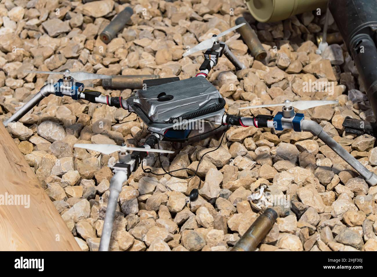 un drone piégé par des terroristes utilisé pour bombarder des équipements militaires ennemis. Banque D'Images