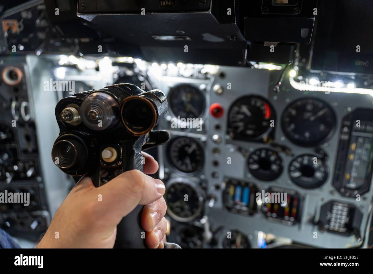 pilote d'un hélicoptère militaire dans la main du pilote. pilote de chasse.À l'intérieur de l'avion d'attaque. Banque D'Images