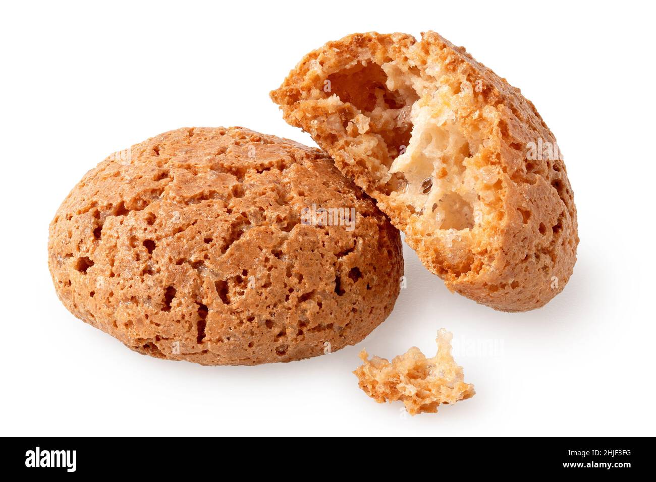 Un biscuits amaretti entier et un biscuits cassés isolés sur du blanc. Banque D'Images