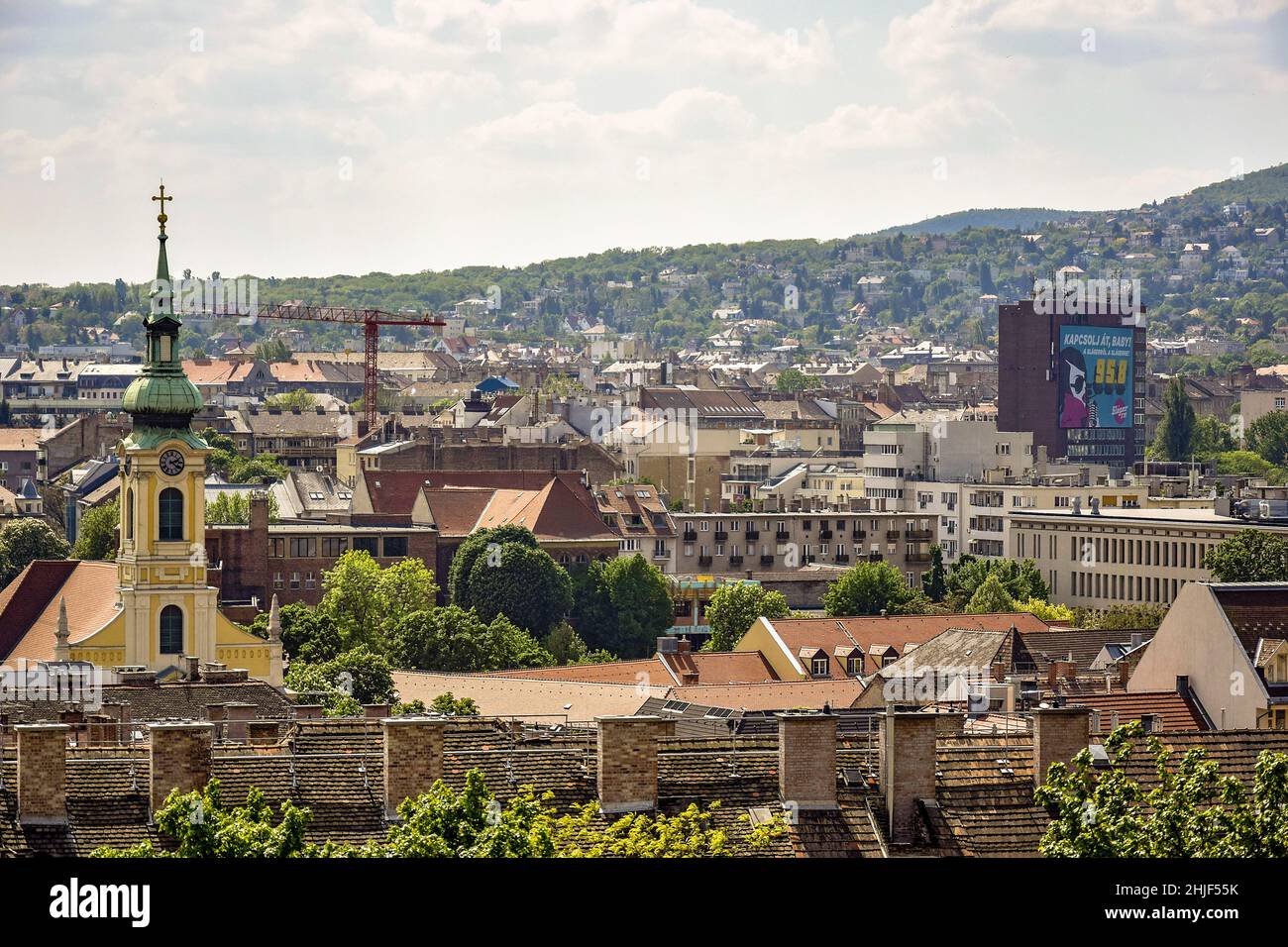 BUDAPEST, HONGRIE - MAI 2019 : vue sur Budapest depuis Gellert Hill, Hongrie.Maisons anciennes avec des toits carrelés, palais majestueux et basiliques contre un c Banque D'Images