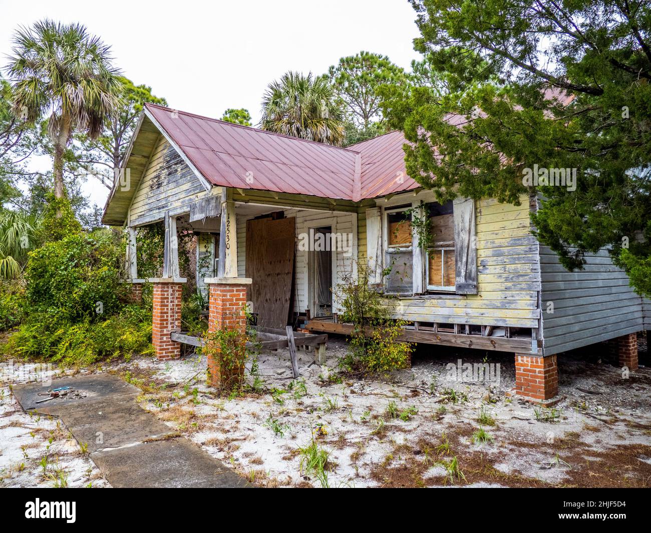 Ancienne maison abandonnée sur Cedar Key Florida USA Banque D'Images