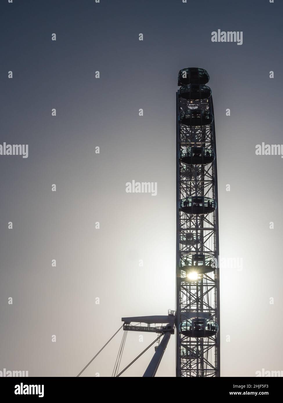 Londres, Angleterre, Royaume-Uni   9 janvier 2022 : vue latérale de la célèbre roue du millénaire connue sous le nom de London Eye, vue contre le ciel et la lumière du soleil dans un Banque D'Images