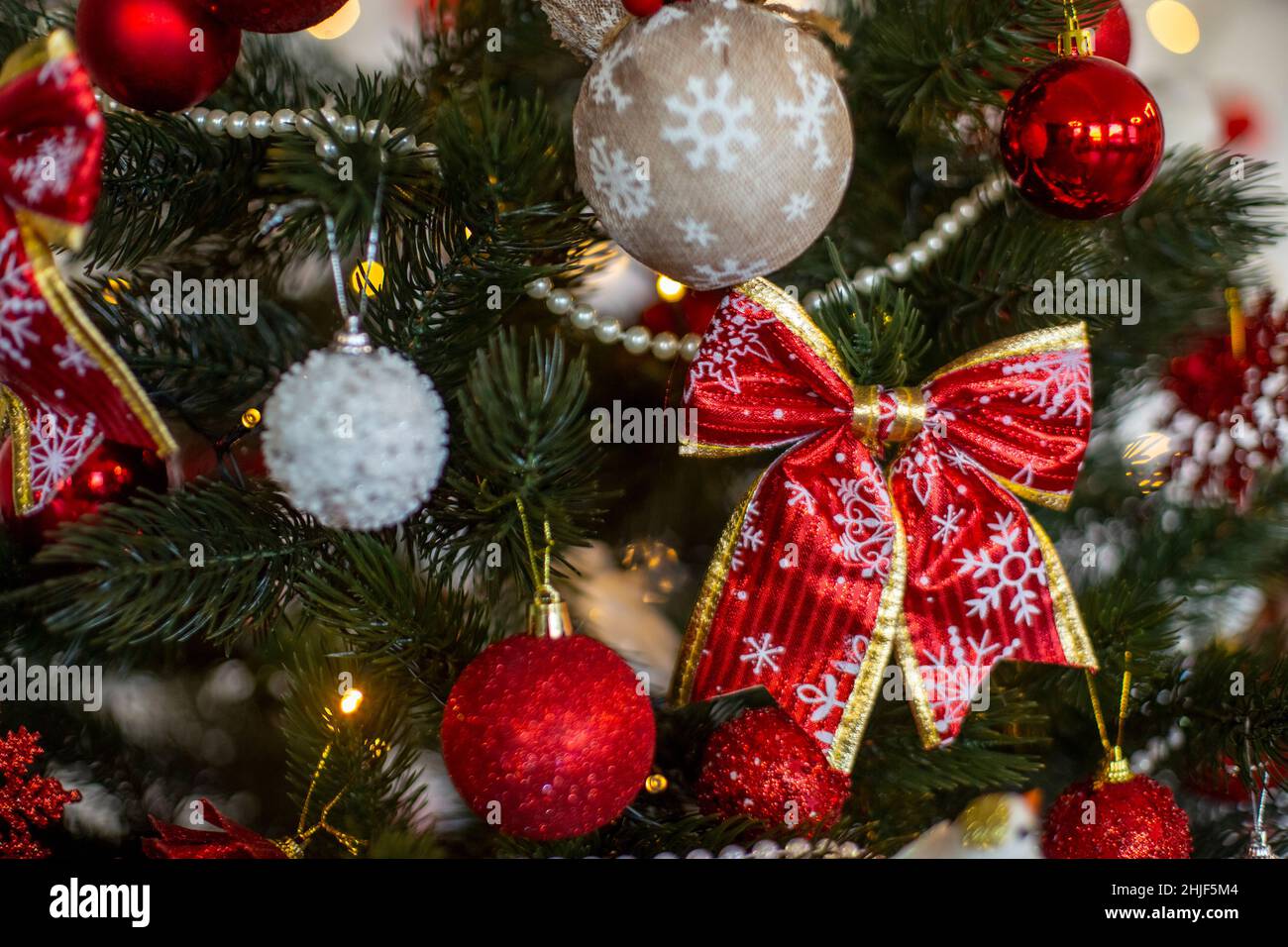 sapin de noël confortable et décoré dans des tons rouges, intérieur rodoir en gros plan Banque D'Images