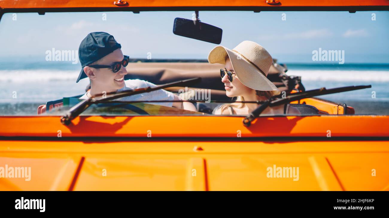 Couple joyeux en voiture près de la mer Banque D'Images